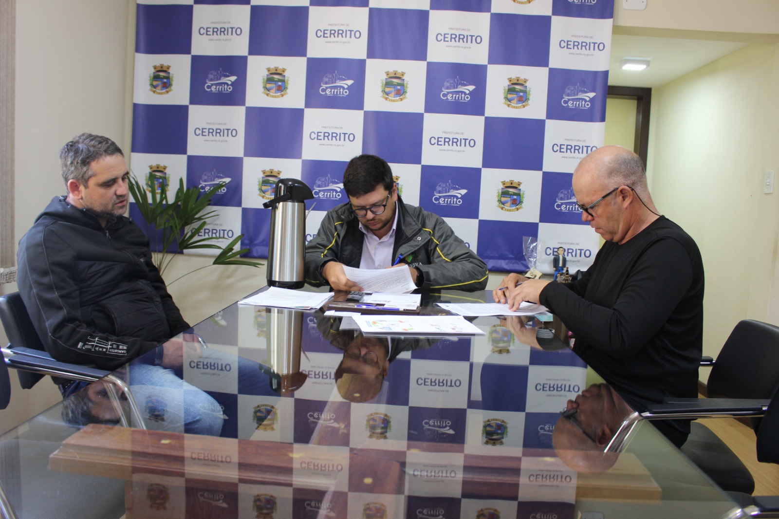 PRESIDENTE MAURO GUERREIRO PARTICIPA DE ASSINATURA DO PROJETO DE KARATE NO MUNICÍPIO